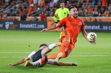 Houston Dynamo FC midfielder Hector Herrera (16) 