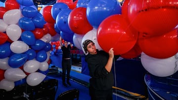 Crew members move balloons at the United Center, the host venue of the Democratic National Convention (DNC), in Chicago, Illinois, U.S. August 15, 2024.  REUTERS/Vincent Alban